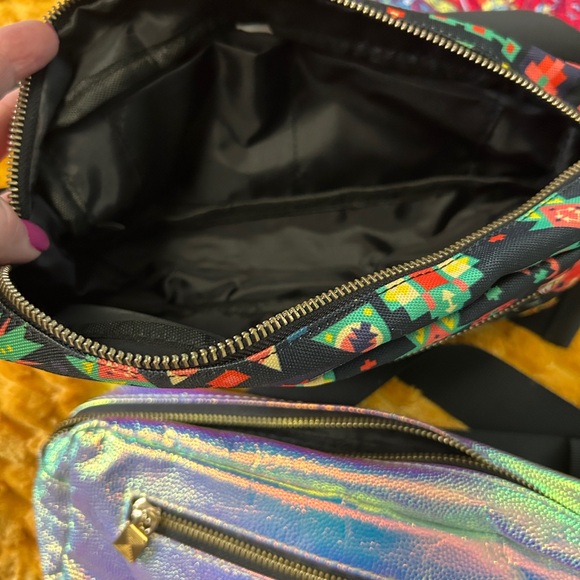 ✂️ LulaRoe Geometric/shinny holographic fanny packs - Picture 4 of 7